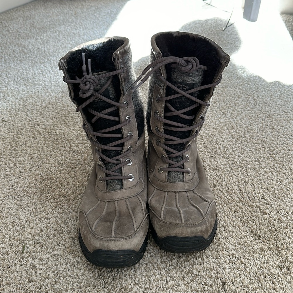 UGG Women's Gray Winter Lace-Up Boots